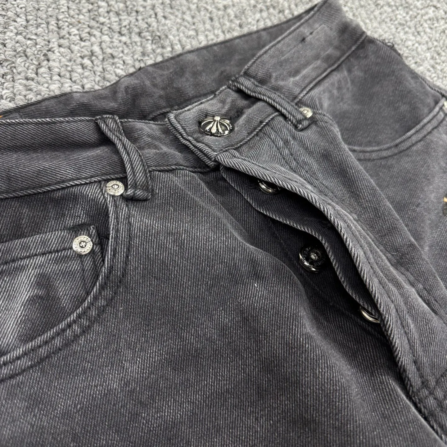 P240 model number: H859 Chrome Hearts CH Chrome Hearts black leopard print leather jeans! The counter price is 4W level, the patchwork is embellished with cross patterns, and the jeans are washed! !  An absolutely high-end luxury product, a 1.9W-level god-level single product, a super popular product, made by top heavy industry, a magic weapon that cannot be missed! [About Zangyin] This is an extremely luxurious fashion brand that can also be called the aristocracy of the high street. It has always been an exclusive brand for some hipsters or rich second generations. Compared with ordinary high streets, it is more luxurious and noble. Compared with luxury brands, it has a more fashionable personality and has always been a brand that I have a special liking for. -Color: black -Size: 28-30-32-34-36